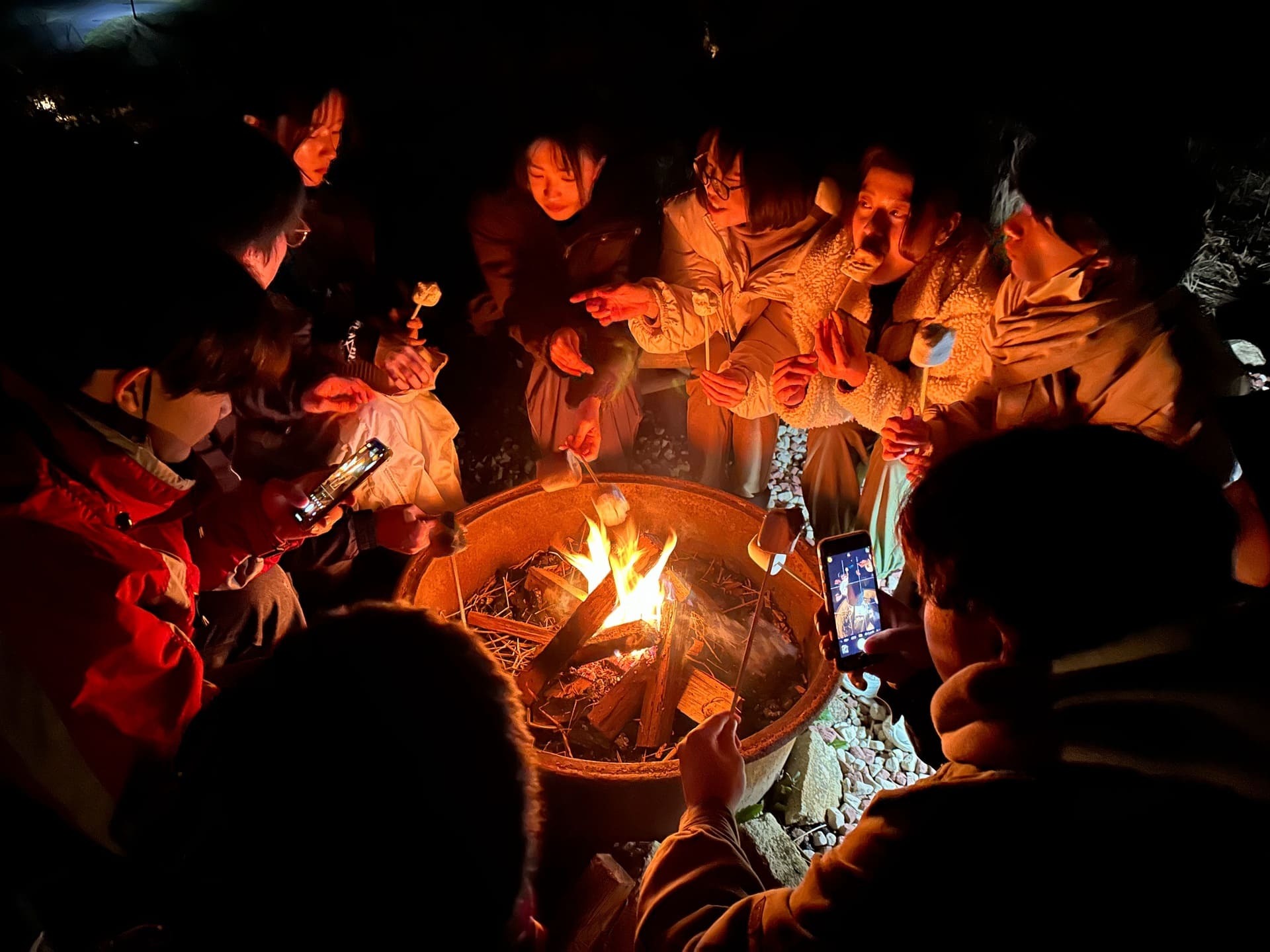 ファイヤーピットを囲んで